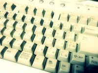 実はこんなに汚れている!しっかりとデスクトップのキーボードを清掃する方法